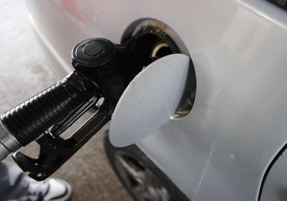 Detalle de un repostaje en una gasolinera.