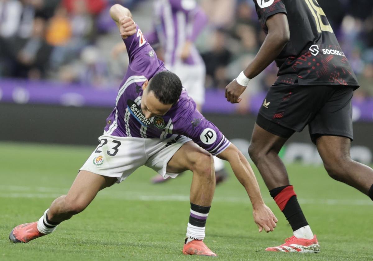Anuar, en un gesto de rabia en el Real Valladolid-Sevilla