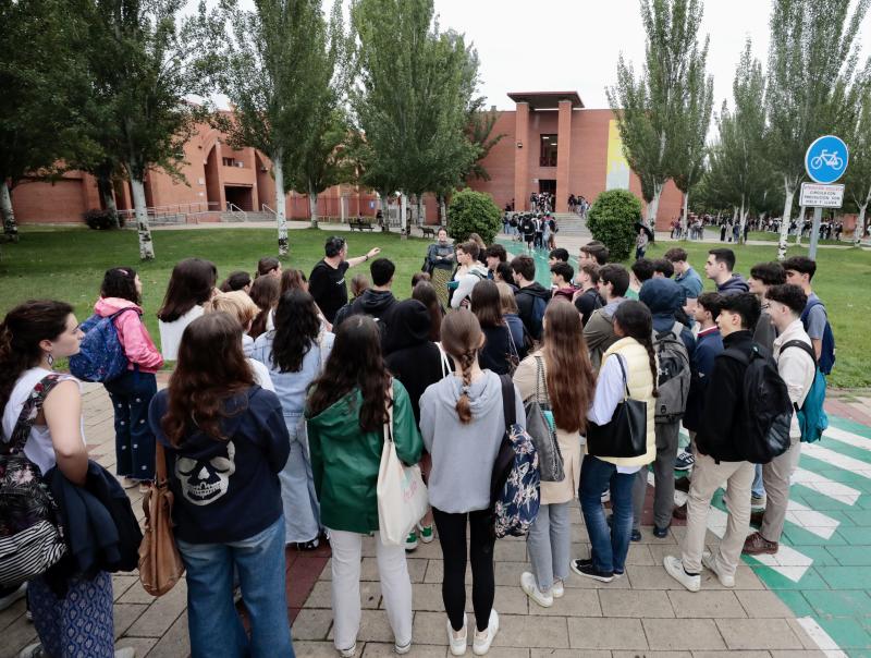 Estudiantes frente al Aulario de la UVA en una imagen de archivo.