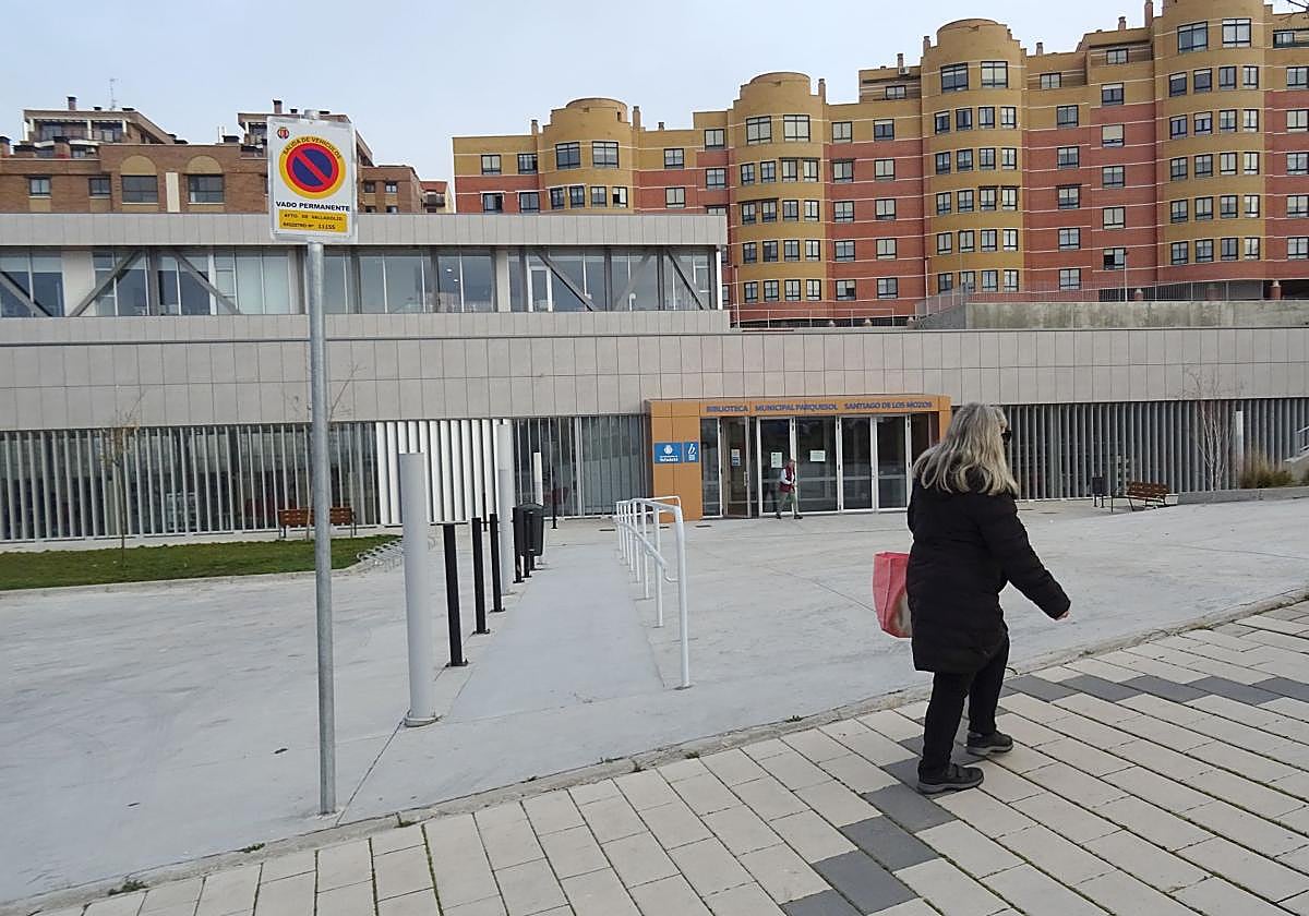 La barandilla colocada en el pasillo de acceso contra los resbalones a la biblioteca de Parquesol.