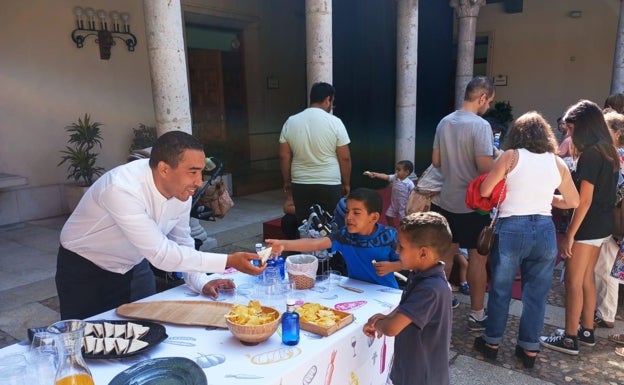 Younes Zarouali en un servicio de catering.