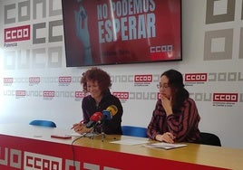 Elena Villamediana, a la izquierda, con Andrea Martín, en la rueda de prensa de CC OO de este viernes.