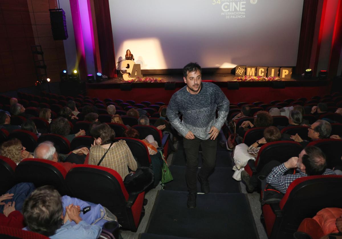 David Pérez Sañuco baja del escenario del Ortega tras la inauguración de la muestra.