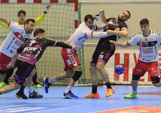 Los jugadores del Balonmano Nava defienden su portería ante un ataque del Logroño.