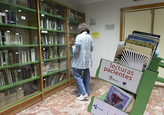 La biblioteca del clínico, en la planta 12º, cuenta con más de 1.500 ejemplares