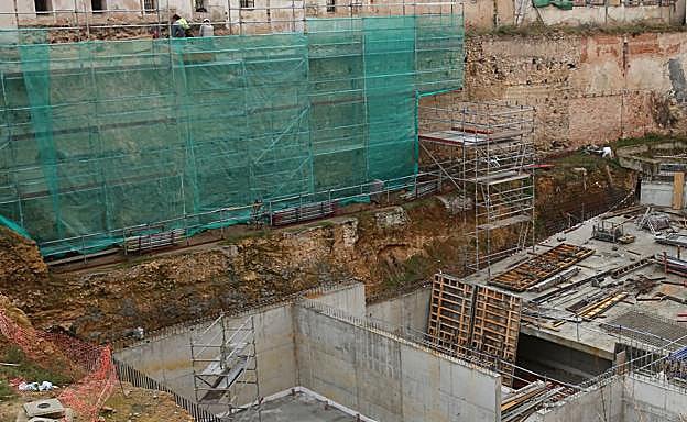 Obras para reconstruir el teatro Cervantes.