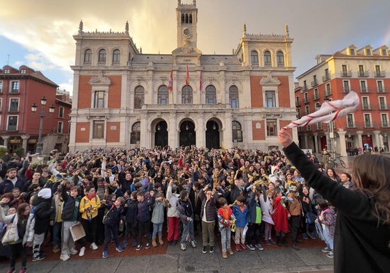 Cientos de participantes se hacen la foto de familia en la Plaza Mayor de Valladolid.