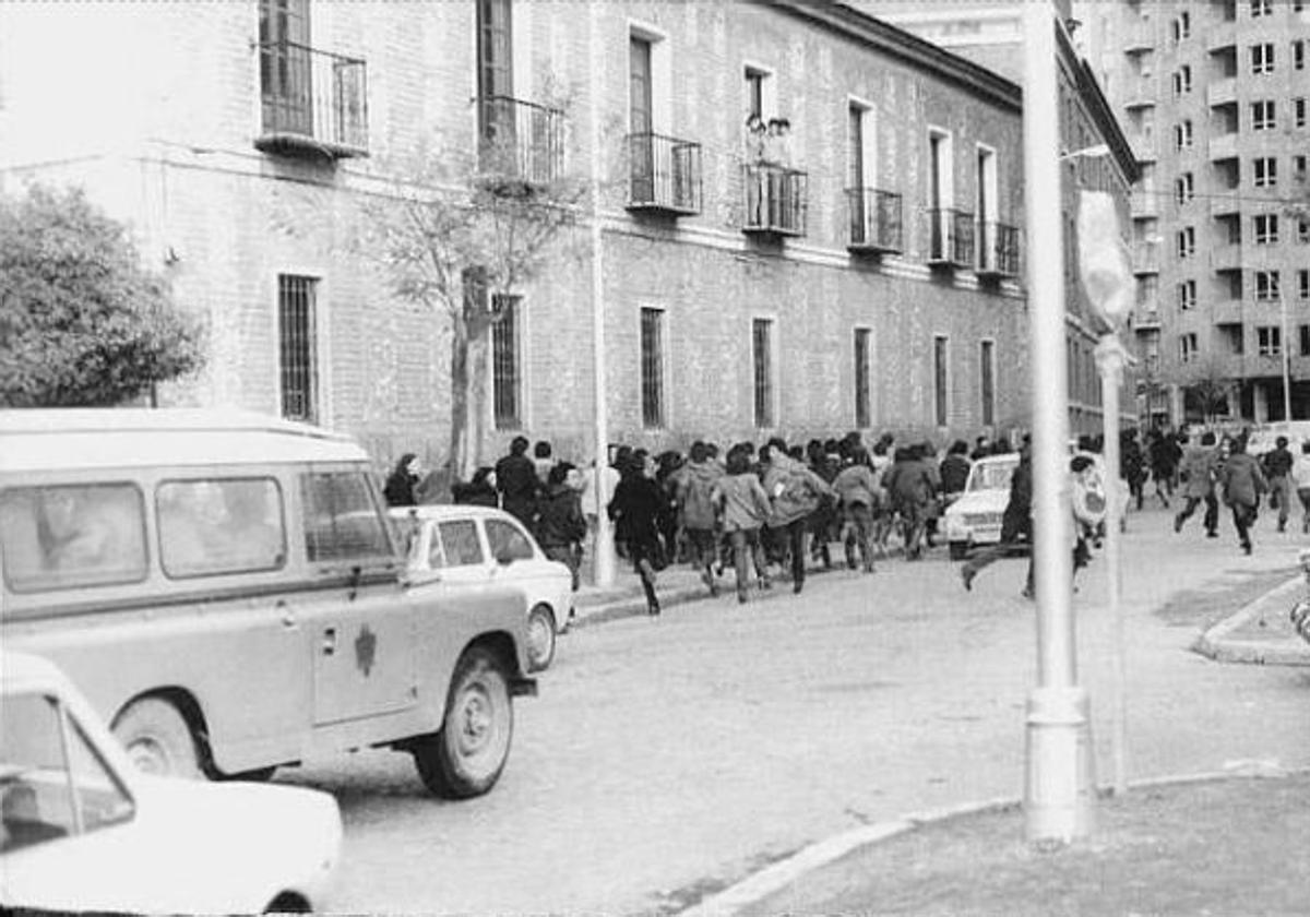 El cerrojazo de 1975 abrió la Universidad y arraigó la Transición