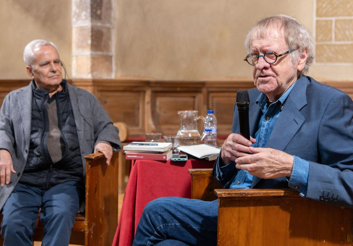El periodista y escritor Juan Cruz junto al hispanista irlandés Ian Gibson.