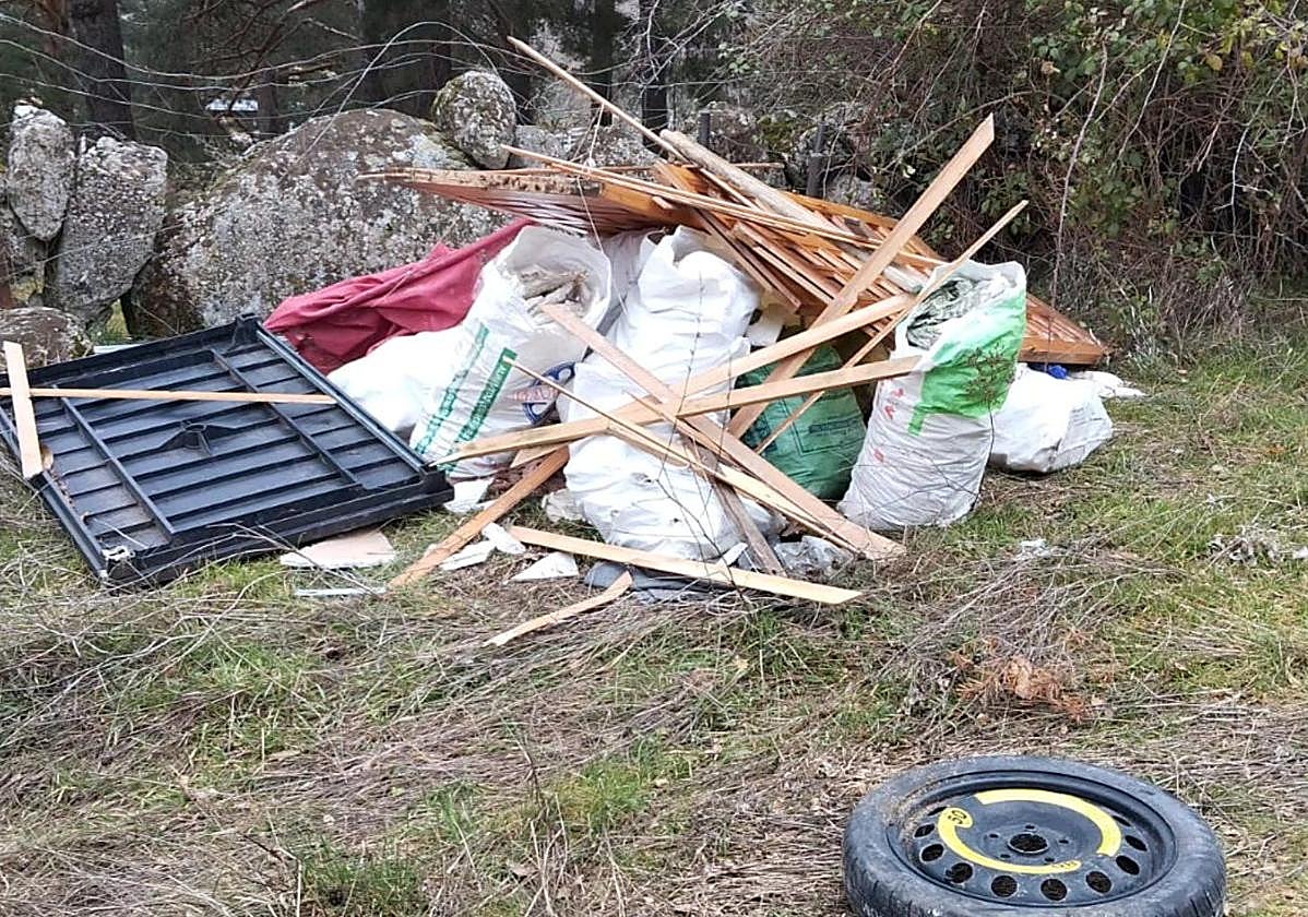 Vertido ilegal en la zona de los depósitos de El Espinar.