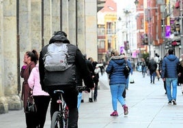 Una bicicleta circula por la Calle Mayor.