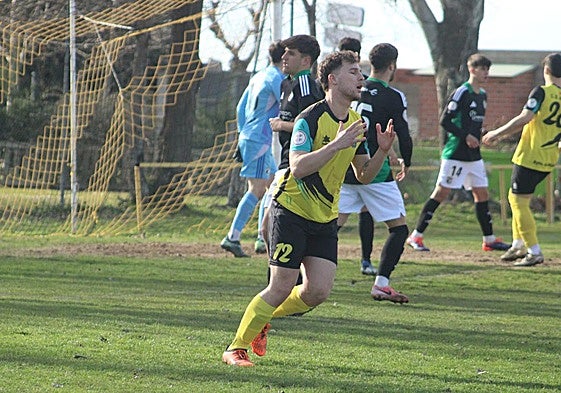 Álex Méndez se lamenta tras una ocasión desaprovechada.