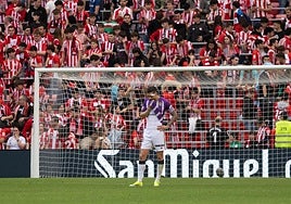 Javi Sánchez, cabizbajo, tras uno de los goles del Athletic.