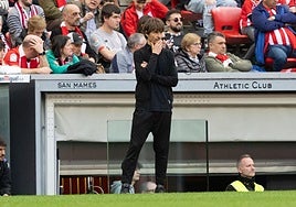 Álvaro Rubio sigue el partido desde la banda.