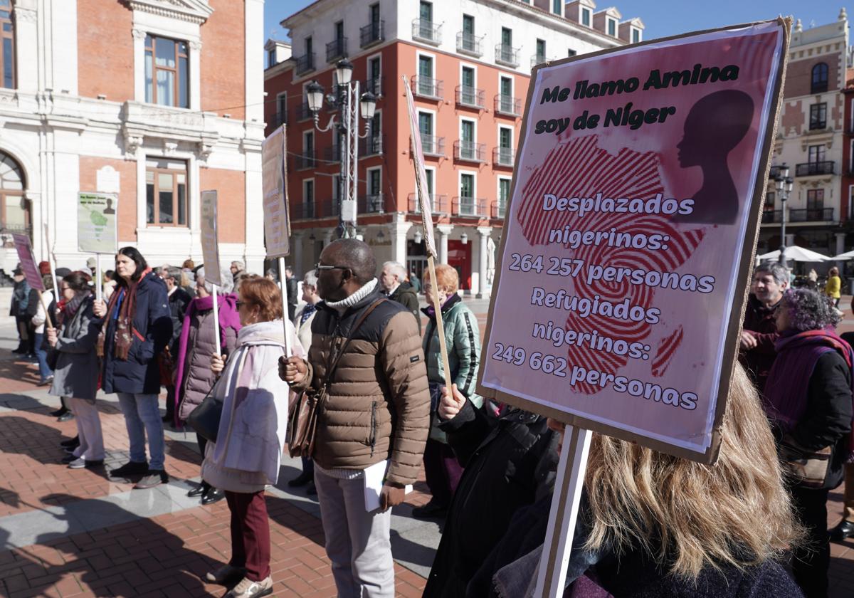 Concentración de homenaje y reconocimiento a refugiados y migrantes en la Plaza Mayor de Valladolid.