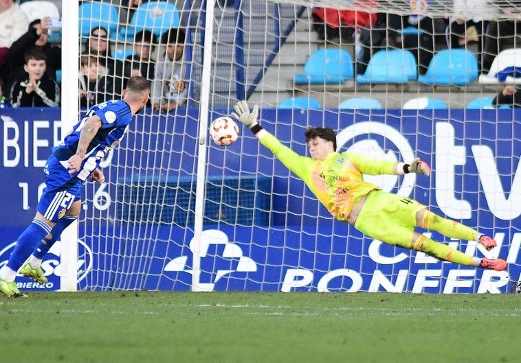 Oliva intenta detener el penalti cometido por Abel Pascual.