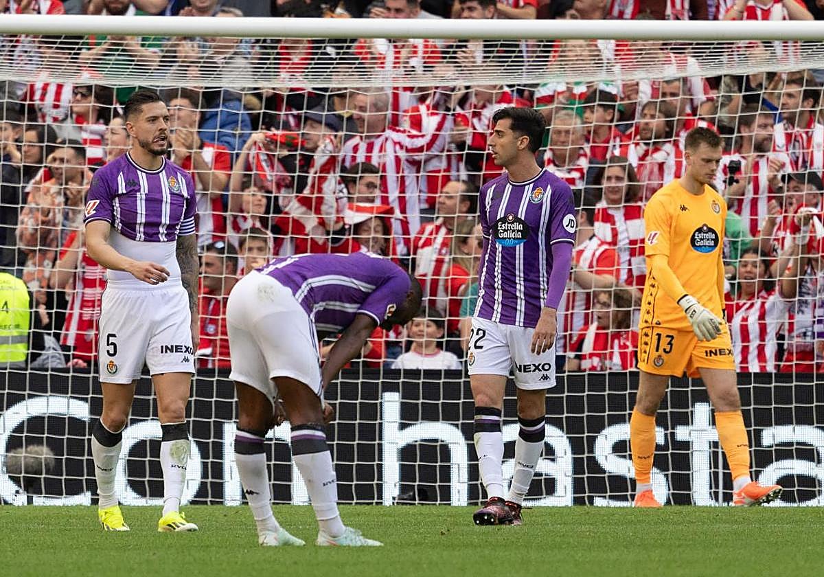 Javi Sánchez, Mamadou Sylla, Antonio Candela y Karl Hein, tras uno de los siete goles encajados por el Real Valladolid ante el Athletic en San Mamés.