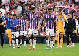 Los jugadores del Real Valladolid, tras la derrota por 7-1 en San Mamés frente al Athletic Club.