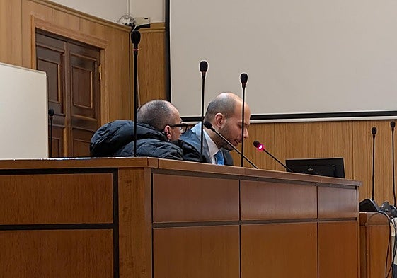 El hostelero condenado, a la izquierda, en primer término, durante su comparecencia en la Audiencia Provincial.