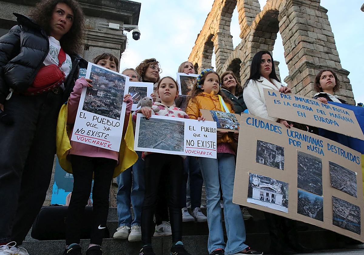 Multitud de personas participan en la concentración en apoyo a Ucrania celebrada este lunes.