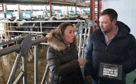La consejera conversa con los ganaderos de la explotación de Dehesa de Romanos.