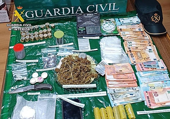Droga y dinero intervenido por la Guardia Civil.