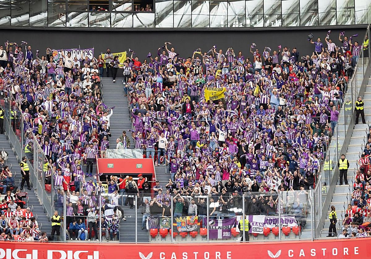 Los aficionados blanquivioleta en San Mamés.