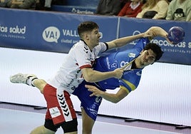 Gustavo Oliveira trata de lanzar en el choque ante el Herol Nava.