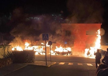 Investigan el incendio de cuatro coches en San Cristóbal, entre ellos el del alcalde