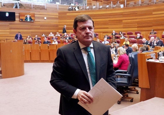 Alfonso Fernández Mañueco abandona el hemiciclo con semblante serio.