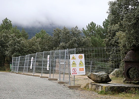 Acceso vallado al embalse de Puente Alta, en Revenga.