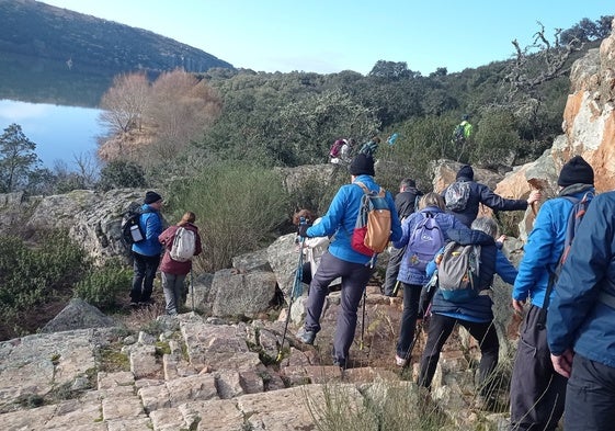 Los peregrinos tuvieron que sortear una escabrosa ladera de piedras junto al río Esla.