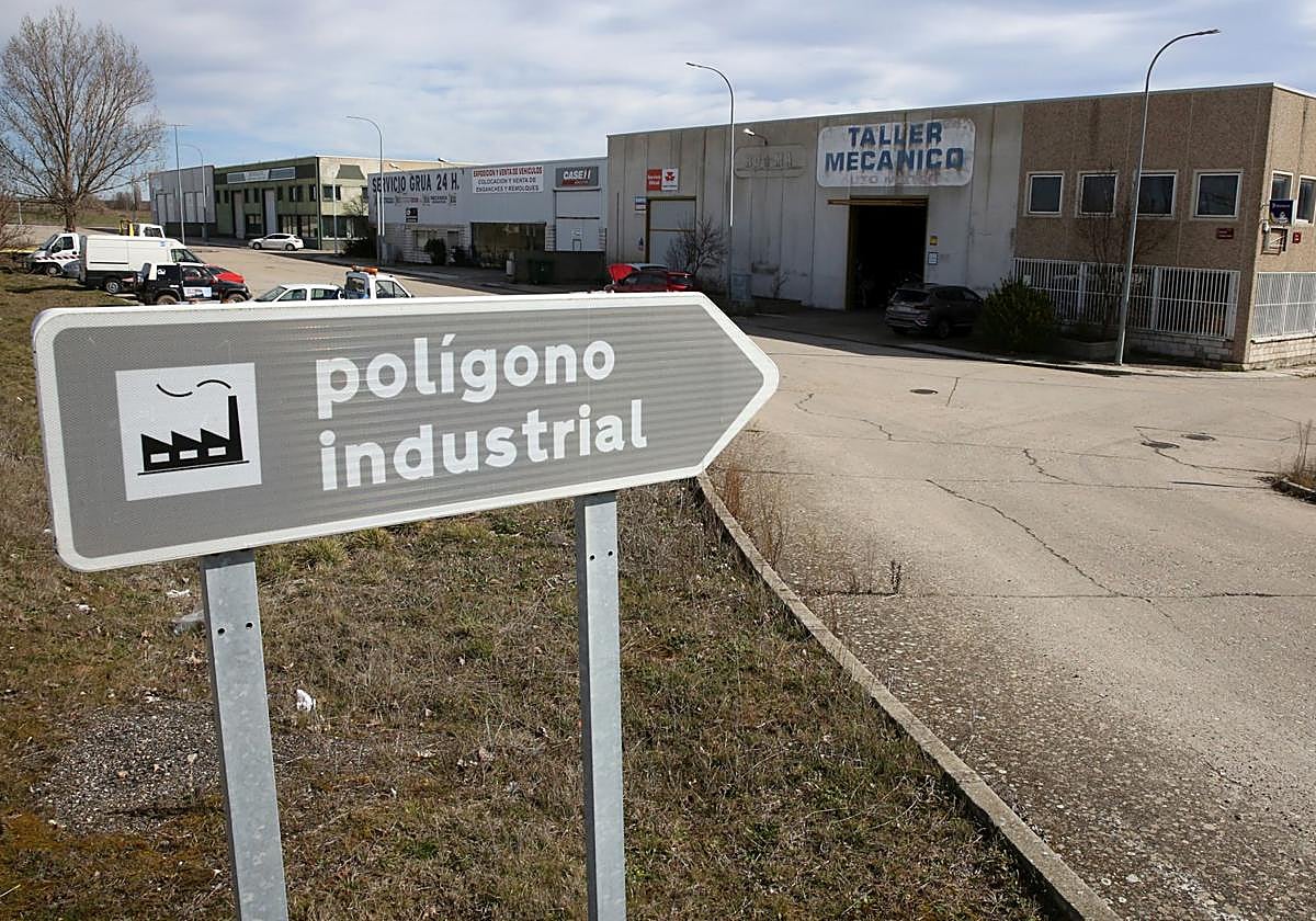 Un cartel que informa sobre un polígono industrial con empresas en la provincia de Segovia.