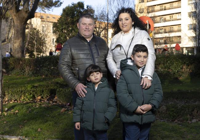 Jose y Azucena con su hijo mayor Carlos y el pequeño Jesús