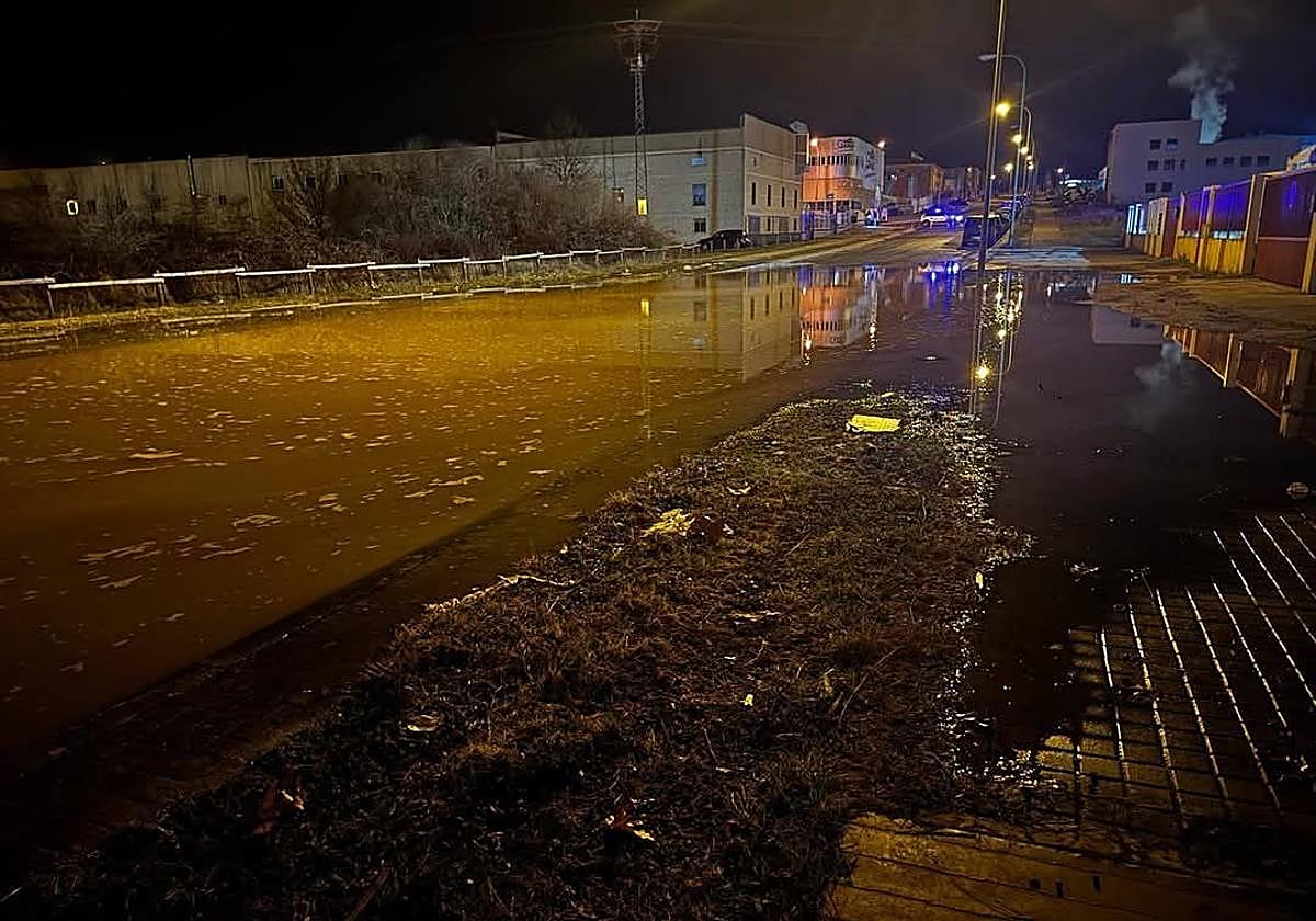 Balsa de agua de la fuga anegando la calle Gremio de los Canteros en el polígono de Hontoria.