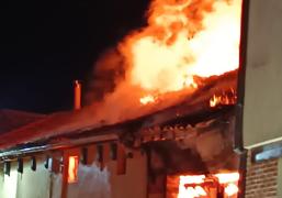 Un fiero incendio amenaza la casa dedicada al fundador de whisky DYC