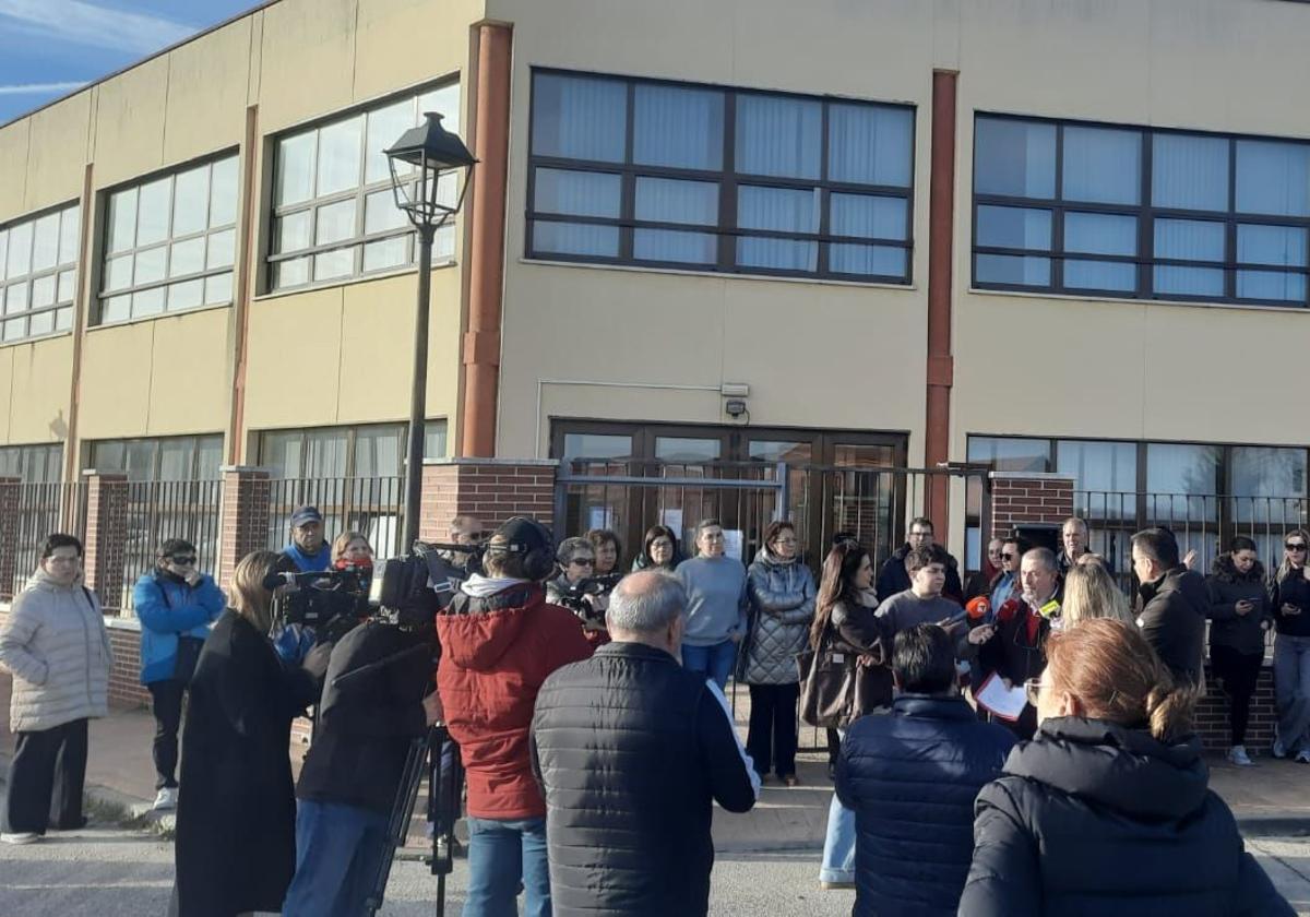 Unos setenta vecinos de La Seca protestan por la «nefasta» gestión de la residencia