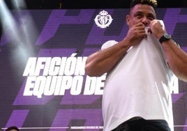 Ronaldo besa el escudo del Real Valladolid en la celebración del ascenso a Primera.