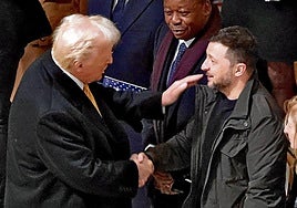 Saludo entre Donald Trump y Volodímir Zelenski.