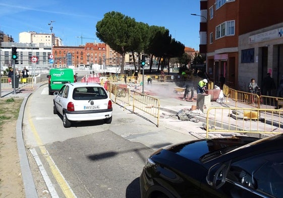 Estado del acceso al túnel de Labradores, con un solo carril abierto en la avenida de Segovia. A la derecha, trabajos de urbanización en la entrada a la calle Mallorca.