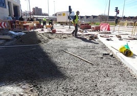 Los operarios trabajan en el adoquinado de la entrada a la calle Mallorca desde la avenida de Segovia.