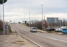 Pasarela del barrio de San Antonio que debe ser derribada para duplicar la vía del Ave a León.