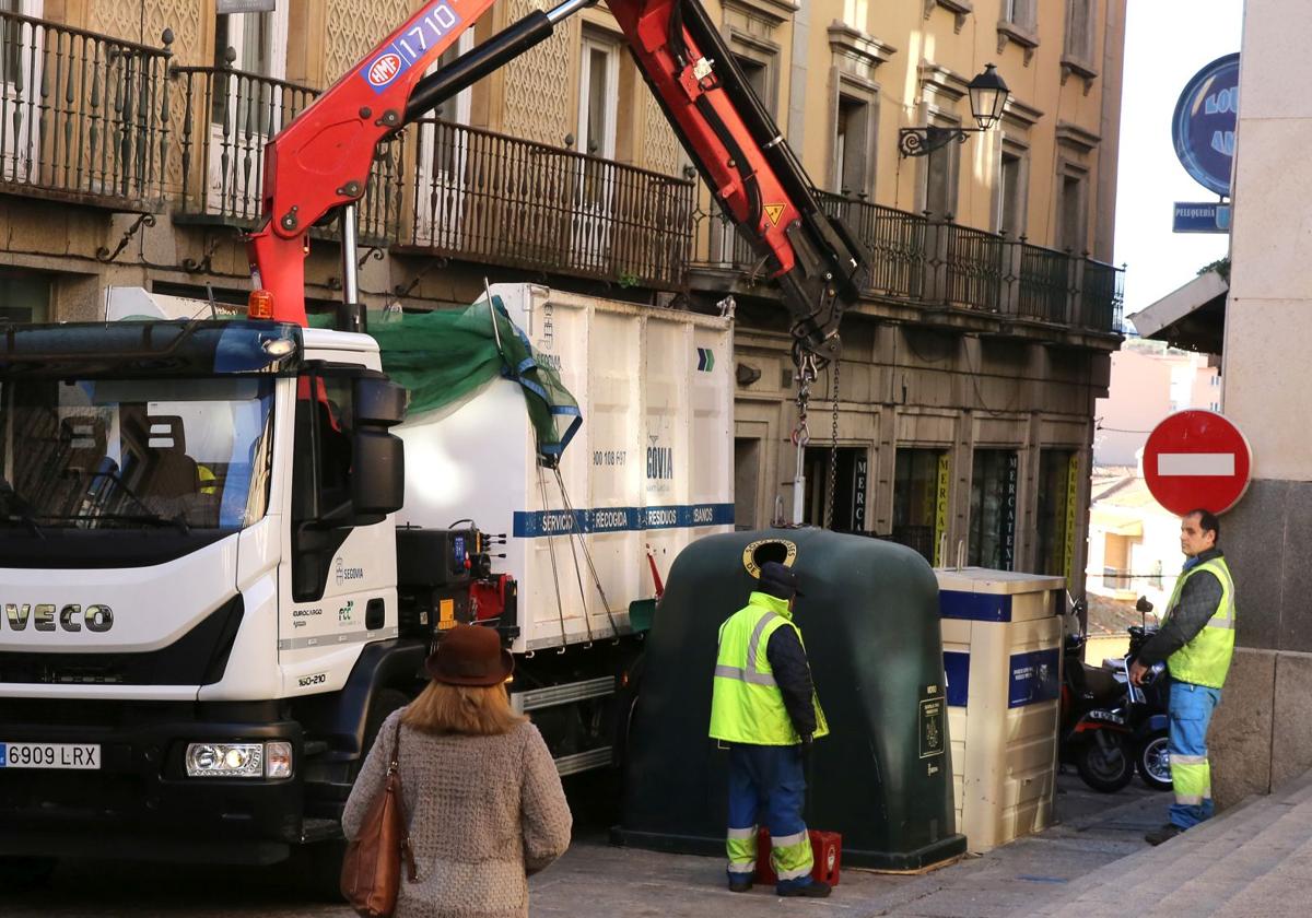 Trabajadores del servicio de recogida de residuos urbanos en Segovia.