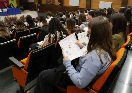 Presentación del calendario 'Mujeres en el teatro' del campus de Palencia
