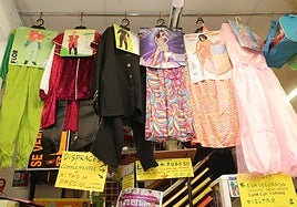 Disfraces en un comercio de Segovia.