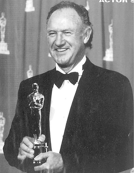 Gene Hackman recibe un Oscar