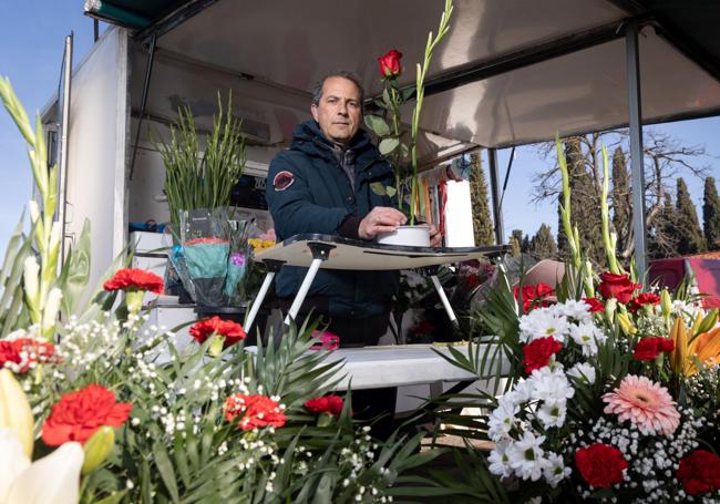 David Alonso, florista en el cementerio del Carmen, regaló flores a los trabajadores del Río Hortega.