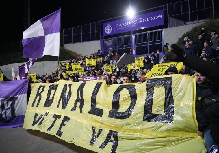 Aficionados del Real Valladolid protestan durante la primera parte del enfrentamiento contra la Unión Deportiva Las Palmas.