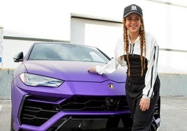 Shakira junto a su Lamborghini morado.
