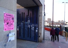 Cartel a las puertas del centro de salud de Delicias para informar de la convocatoria de la asamblea vecinal.